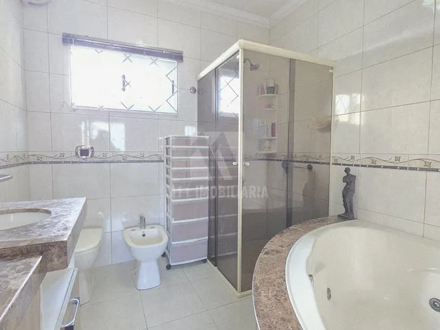 Imagem 15: Residência Ampla e Versátil – Ideal para Moradia ou Comércio no Bairro Bacacheri