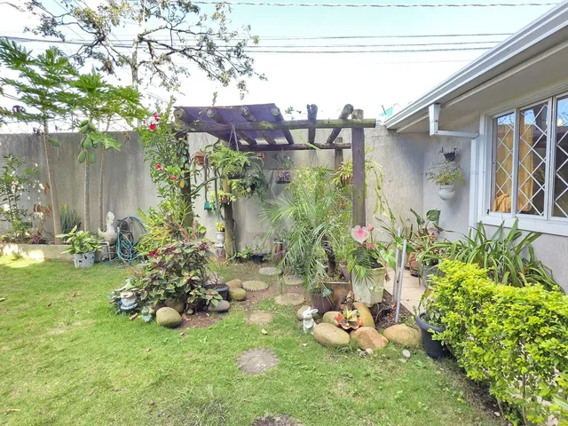 Imagem 3: Residência Ampla e Versátil – Ideal para Moradia ou Comércio no Bairro Bacacheri