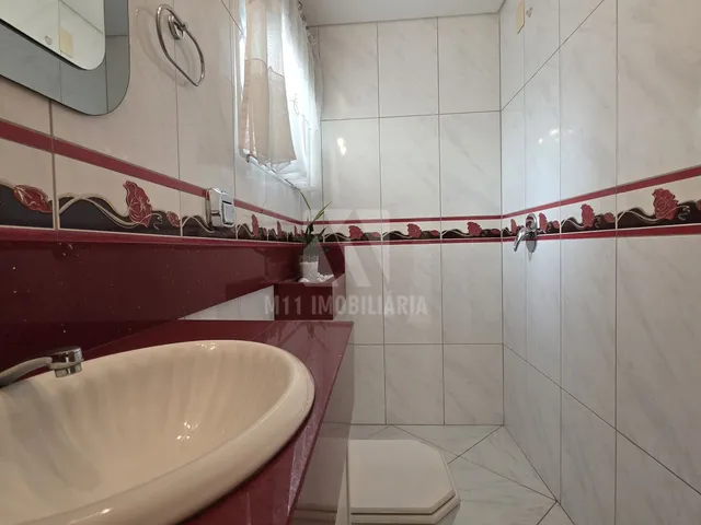 Imagem 9: Residência Ampla e Versátil – Ideal para Moradia ou Comércio no Bairro Bacacheri