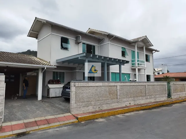 Imagem: A casa possui 4 Dormitórios, 1 Suíte, 2 Banheiros, 3