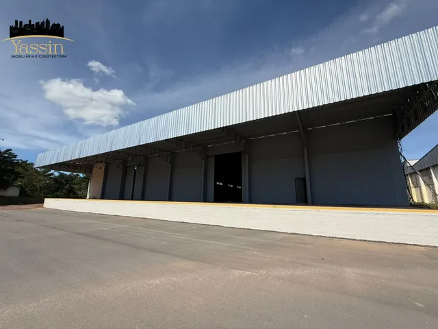 Imagem: A casa possui 2 Banheiros, 20 Vagas na garagem, 4.000m² de