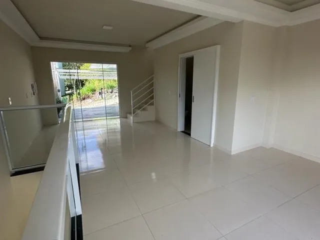 Imagem 2: Casa Alto Padrão à Venda - Triplex com Piscina