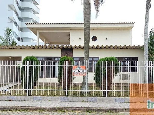 Imagem: A casa possui 3 Dormitórios, 2 Suítes, 4 Banheiros, 2
