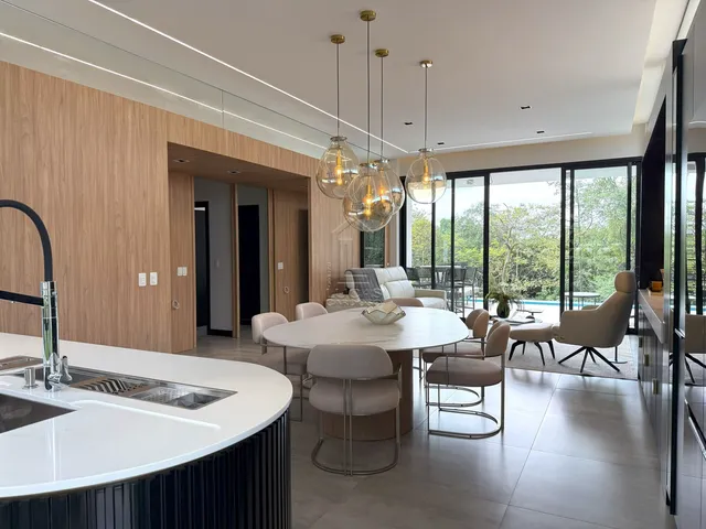 Imagem: A casa possui 3 Dormitórios, 3 Suítes, 2 Banheiros, 2