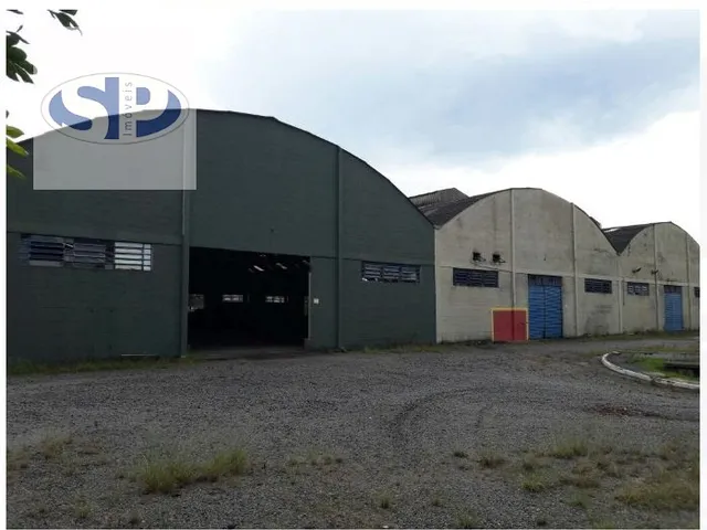 Imagem: O depósito possui 15 Banheiros, 54.500m² de Área,