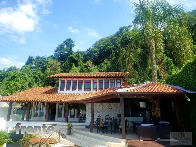Imagem: A casa possui 5 Dormitórios, 2 Suítes, 1 Banheiro,