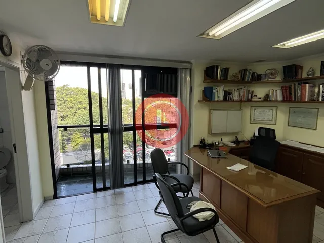 Imagem: A sala comercial possui 2 Banheiros, 2 Vagas na garagem,