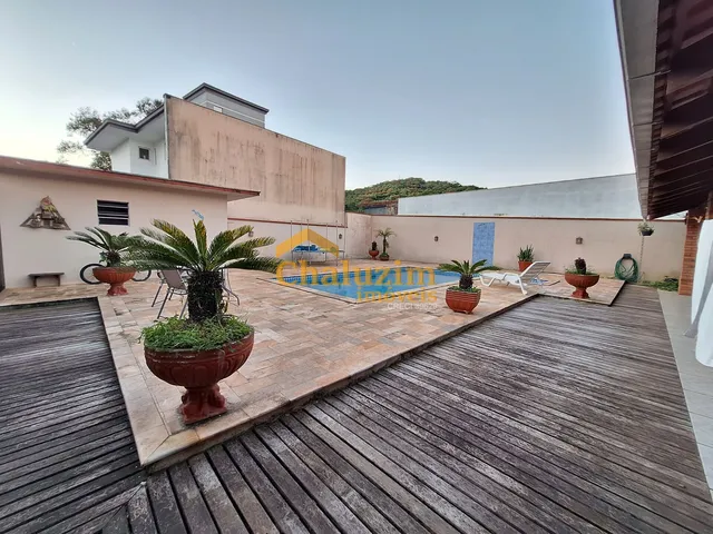 Imagem: A casa possui 6 Dormitórios, 1 Suíte, 4 Banheiros, 3