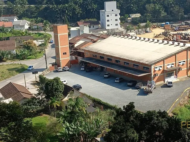 Imagem: Galpão industrial e casa
