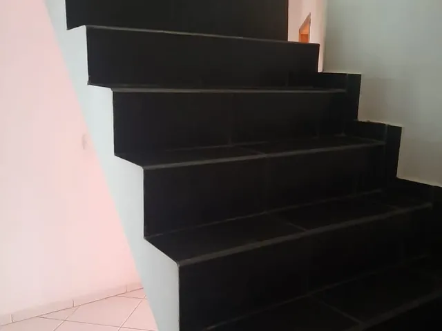 Imagem 5: Sobrado Triplex à venda em Curitiba-PR, no bairro Sítio Cercado! Com 4 quartos, 1