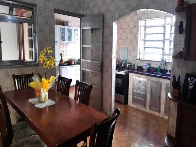 Imagem: A casa possui 4 Dormitórios, 1 Suíte, 2 Banheiros, 16