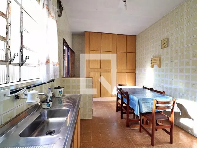 Imagem: A casa possui 5 Dormitórios, 1 Suíte, 4 Banheiros, 7