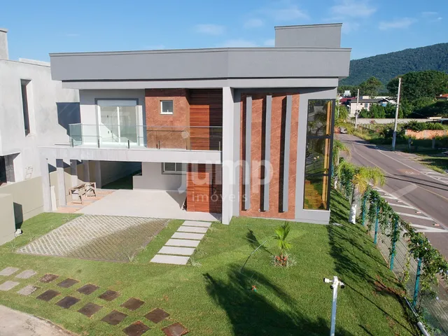 Imagem: A casa possui 3 Dormitórios, 3 Suítes, 4 Banheiros, 2