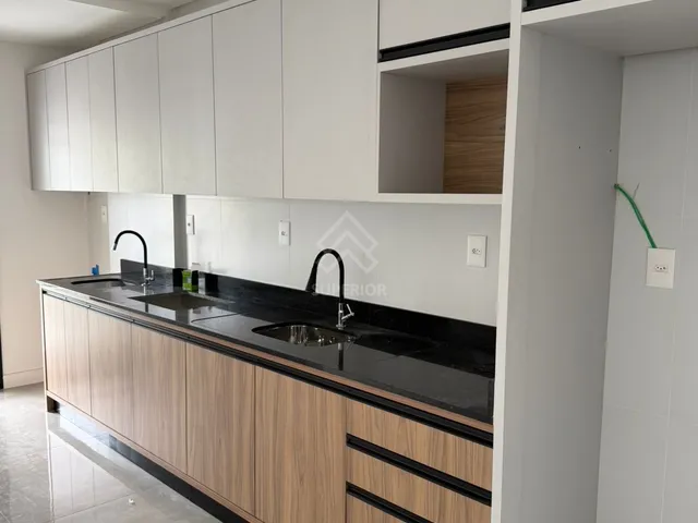 Imagem: O apartamento possui 5 Dormitórios, 1 Suíte, 2 Banheiros,