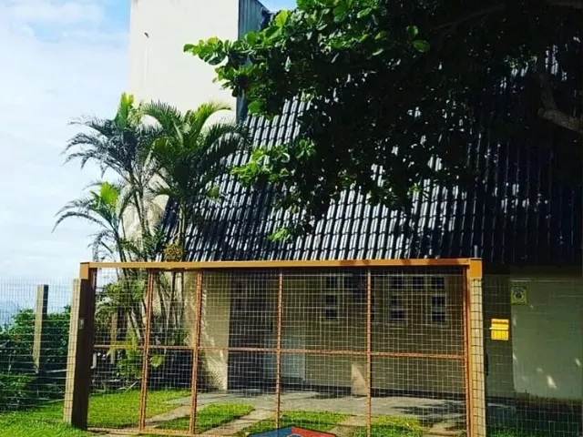 Imagem: A casa possui 3 Dormitórios, 3 Suítes, 2 Vagas na