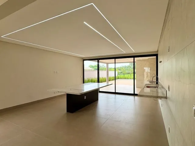 Imagem 6: Casa de Luxo com 4 Suítes, Piscina e Acabamento Premium no Portal do Sol Green