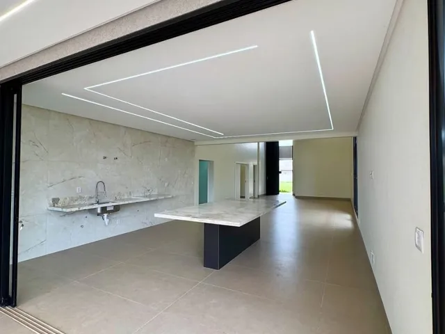 Imagem 3: Casa de Luxo com 4 Suítes, Piscina e Acabamento Premium no Portal do Sol Green