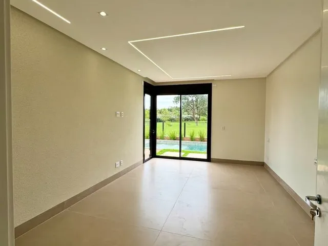 Imagem 14: Casa de Luxo com 4 Suítes, Piscina e Acabamento Premium no Portal do Sol Green