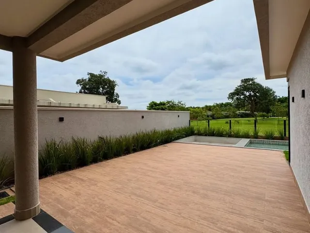 Imagem 5: Casa de Luxo com 4 Suítes, Piscina e Acabamento Premium no Portal do Sol Green
