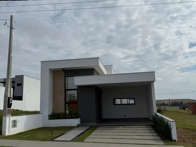 Imagem: A casa possui 6 Dormitórios, 1 Suíte, 1 Banheiro, 3 Vagas