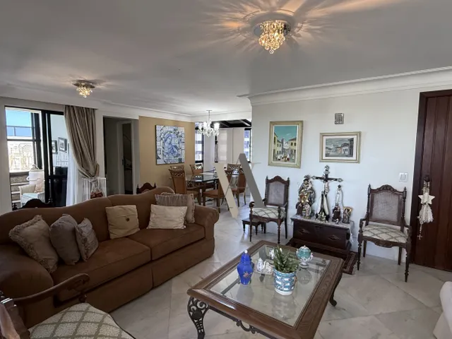 Imagem: A casa possui 4 Dormitórios, 2 Suítes, 5 Banheiros, 4
