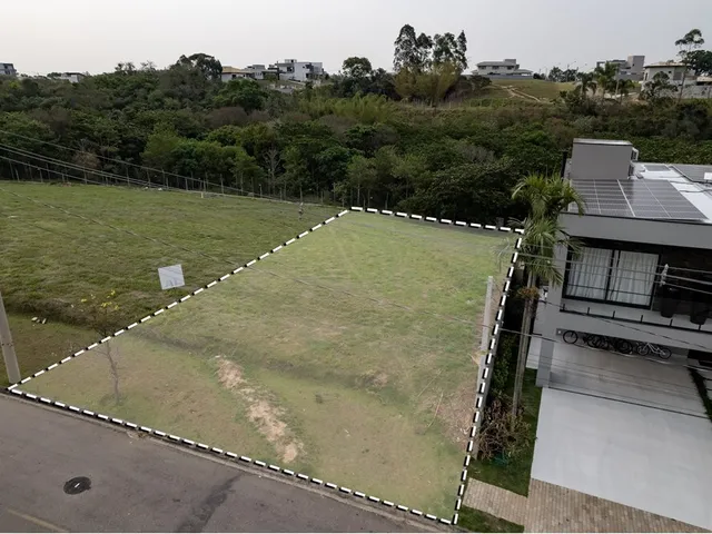 Imagem: O terreno possui 930m² de Área e está localizado em
