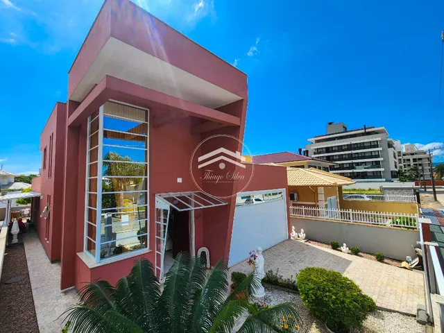 Imagem: A casa possui 3 Dormitórios, 1 Suíte, 3 Banheiros, 2