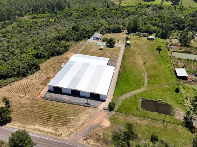 Imagem: Pavilhão industrial em uma área de terreno