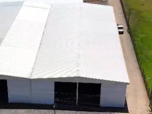 Imagem 3: Pavilhão industrial em uma área de terreno de 3ha, topografia plana e com localização
