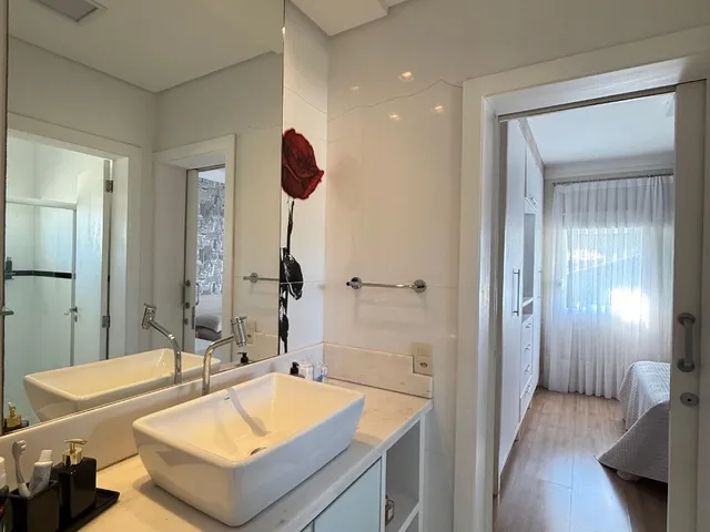 Imagem 10: Casa com 3 dormitórios, sendo 1 suíte e 2 demi-suítes com 240m2 privativos e 3 vagas