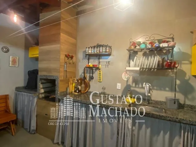 Imagem: A casa possui 3 Dormitórios, 1 Suíte, 3 Banheiros, 2