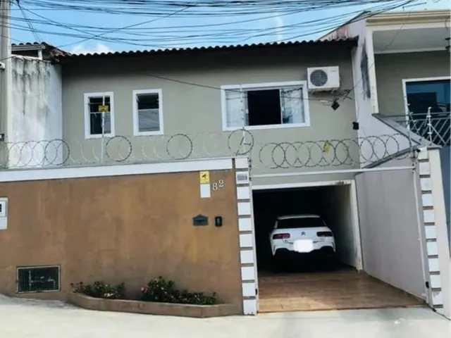 Imagem: A casa possui 3 Dormitórios, 1 Suíte, 2 Banheiros, 3