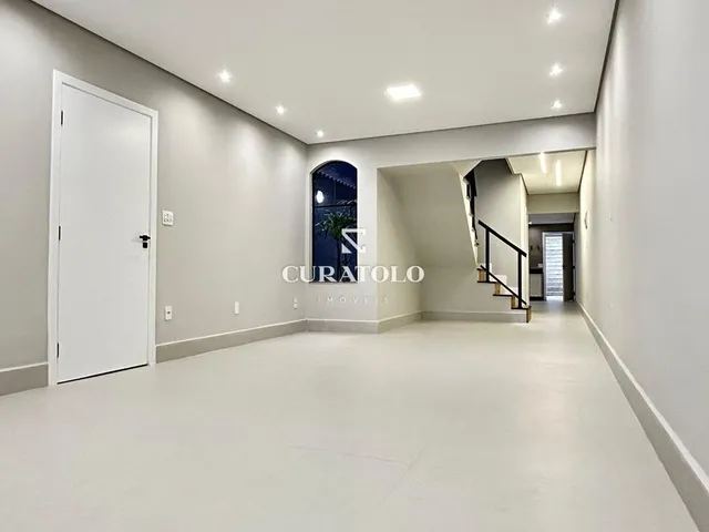 Imagem: A casa possui 3 Dormitórios, 3 Suítes, 3 Banheiros, 4 Vagas
