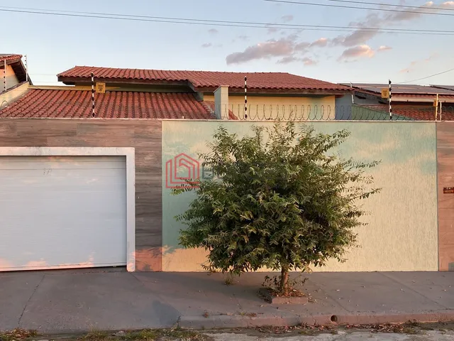 Imagem: A casa possui 3 Dormitórios, 1 Suíte, 2 Banheiros, 3