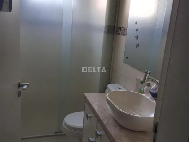 Imagem 7: Apartamento semimobiliado, com 3 quartos, sala de estar e jantar, e 1 vaga de garagem