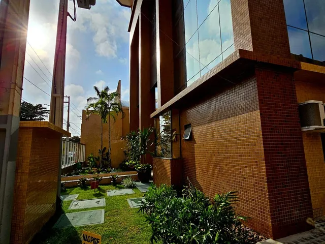 Imagem: O apartamento possui 5 Dormitórios, 1 Suíte, 2 Banheiros,