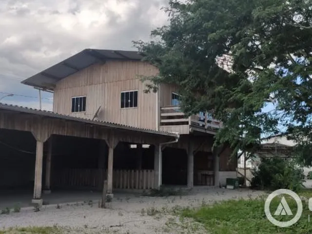 Imagem: Terreno Comercial com Duas Casas em Cima