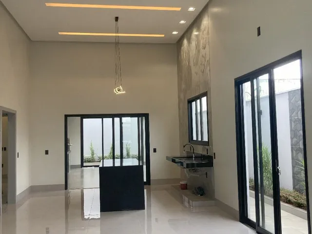 Imagem 3: Casa Moderna à Venda com 3 Quartos (1 Suíte) e Área Gourmet – 300m² no Bairro