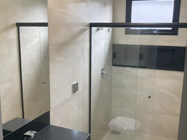 Imagem 4: Casa Moderna à Venda com 3 Quartos (1 Suíte) e Área Gourmet – 300m² no Bairro