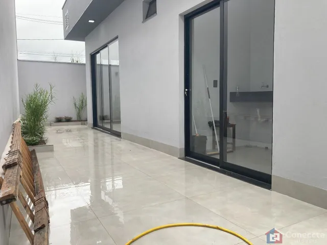 Imagem 2: Casa Moderna à Venda com 3 Quartos (1 Suíte) e Área Gourmet – 300m² no Bairro