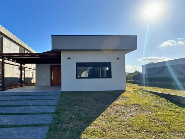 Imagem: A casa possui 3 Dormitórios, 2 Suítes, 2 Banheiros, 2
