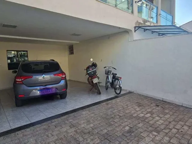 Imagem: A casa possui 4 Dormitórios, 2 Suítes, 6 Banheiros, 2