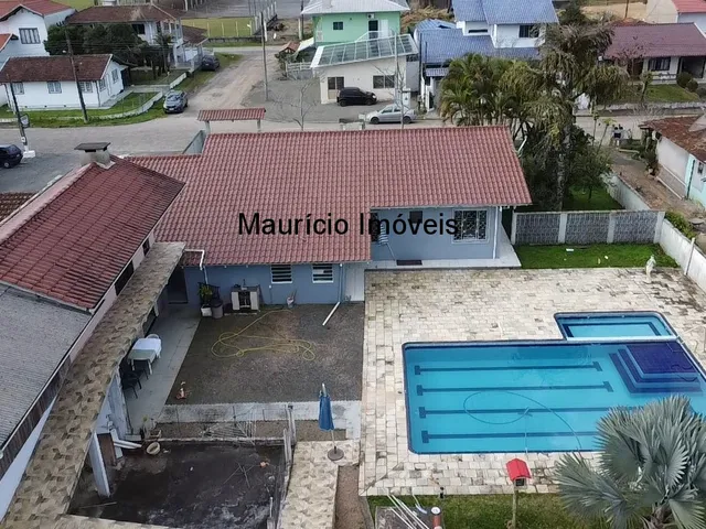 Imagem: Linda casa de alvenaria com piscina no Seminário