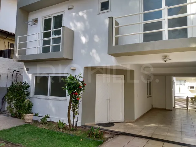 Imagem: A casa possui 3 Dormitórios, 2 Suítes, 4 Banheiros, 2