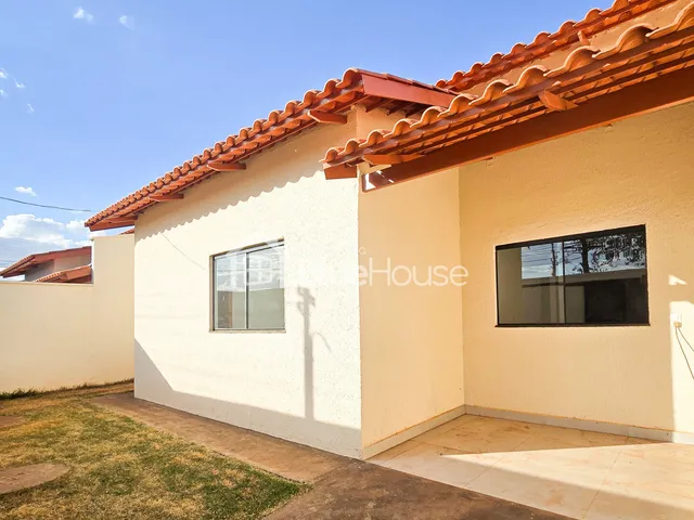 Imagem: A casa possui 6 Dormitórios, 2 Suítes, 2 Banheiros, 2