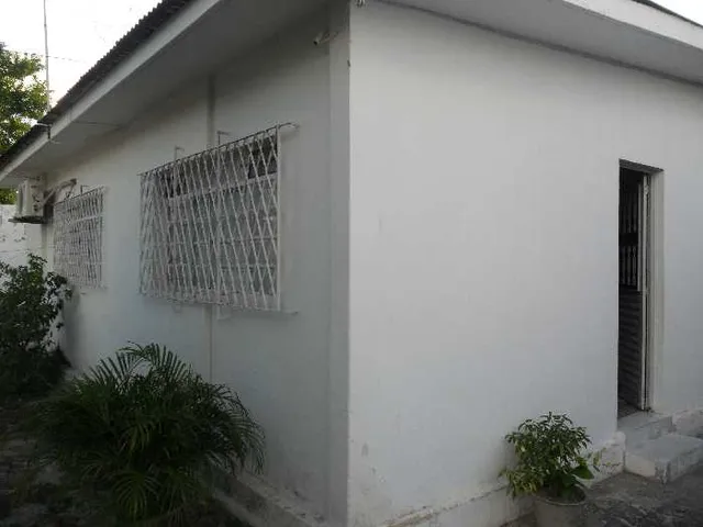 Imagem: A casa possui 3 Dormitórios, 1 Suíte, 1 Banheiro, 3 Vagas