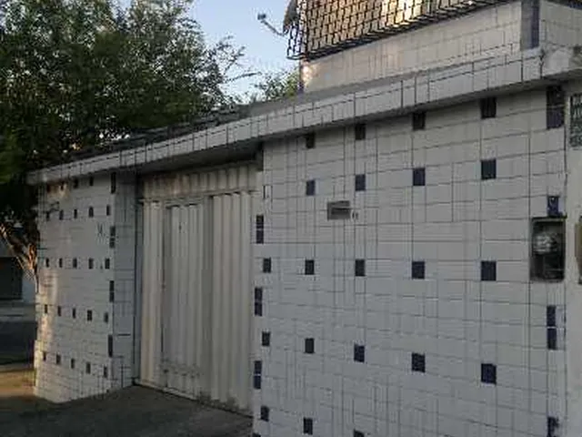 Imagem: A casa possui 5 Dormitórios, 1 Suíte, 2 Banheiros, 3