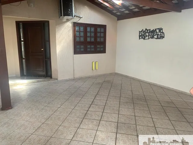 Imagem: A casa possui 3 Dormitórios, 1 Suíte, 2 Banheiros, 2
