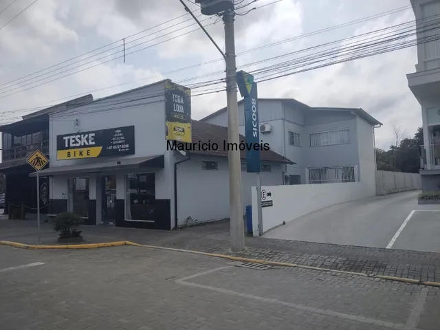 Imagem: Prédio com sala comercial e apartamento