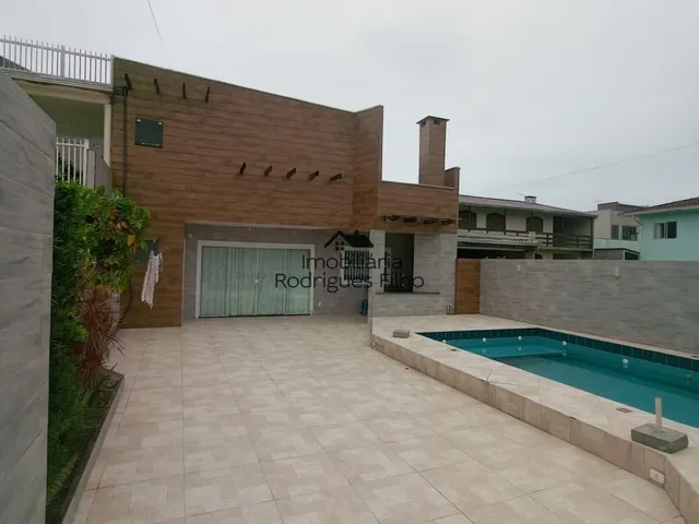 Imagem 1: Casa Sobrado, a 500 Metros do Mar, Residência Multifamilar, Contendo 3 Imóvel